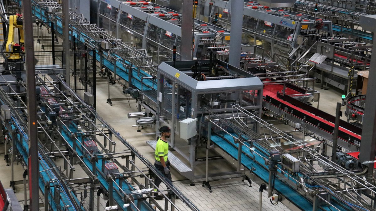 Trabajador de Coca-Cola entre la maquinaria de la fábrica de Martorelles.