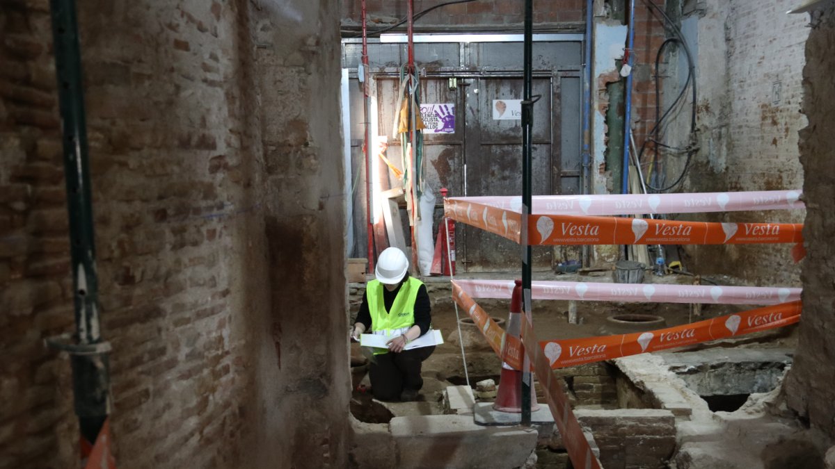 Marta Lucas, arqueóloga directriz de la intervención, dentro del edificio de la Plaza de la Lana.