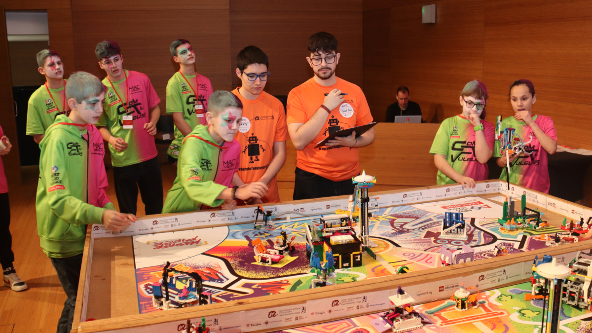 Un dels equips participants a la tretzena edició de la First Lego League celebrada a Reus.