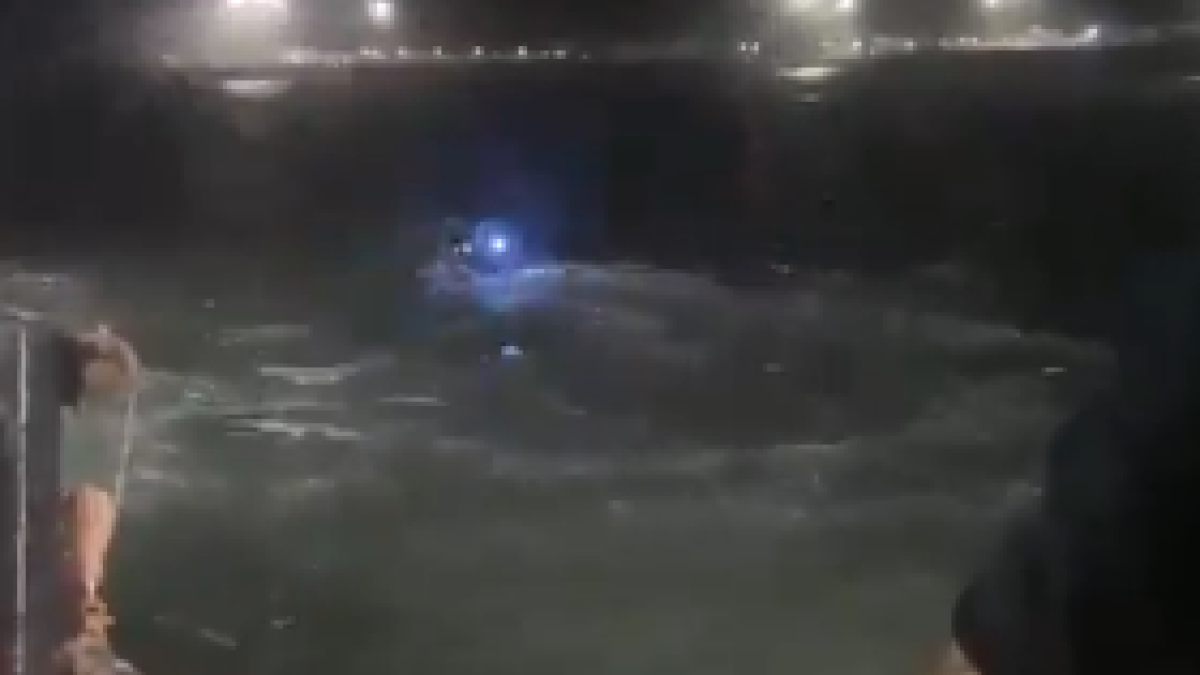 Moment en què la narcollanxa va envestir la patrullera de la Guàrdia Civil.
