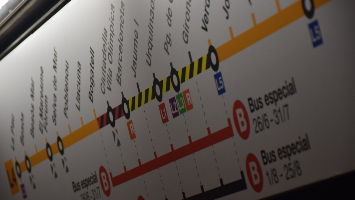 Cartel informativo de los cortes de la L4 del metro de Barcelona.