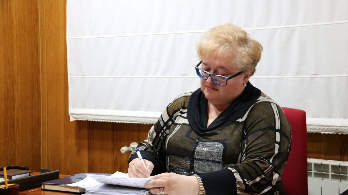 Elena Estopà, miembro de la junta de la delegación de Lleida del Colegio Oficial de Gestores Administrativos de Cataluña, trabajando en su despacho.