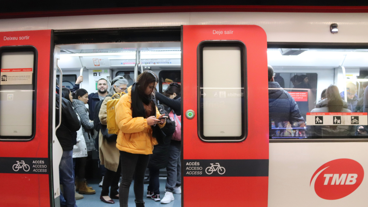 Varios viajeros en el metro de Barcelona.