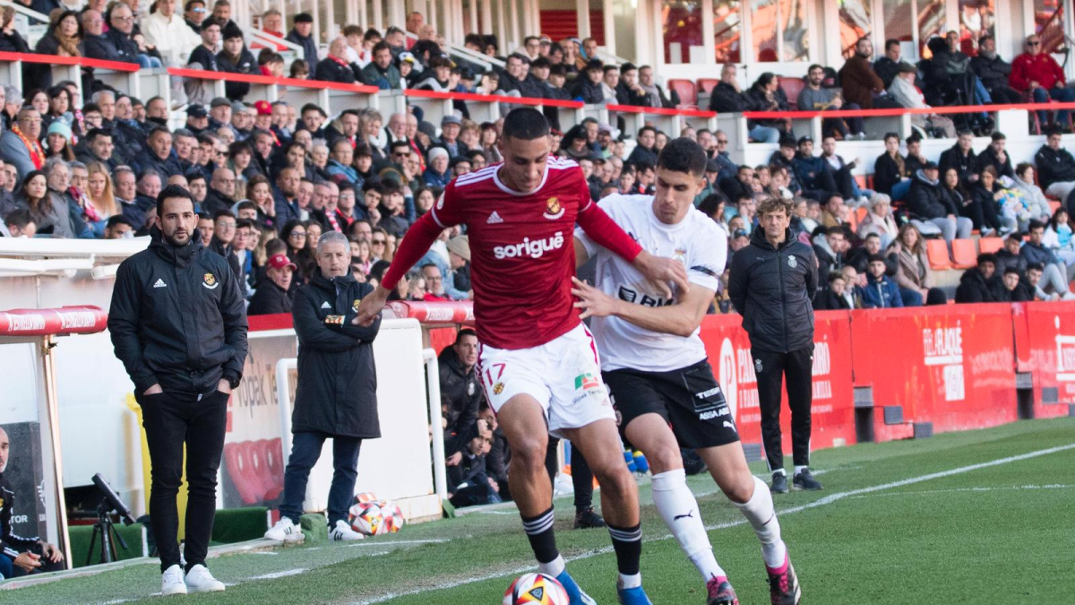 Pablo Fernández defensant l’esfèric contra la pressió d’un defensor del Real Unión.