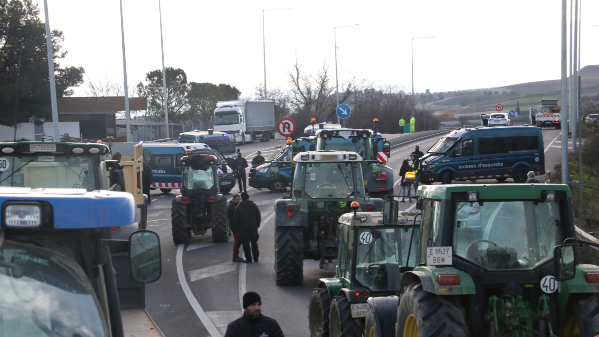 Campesinos intentando acceder a la AP-2