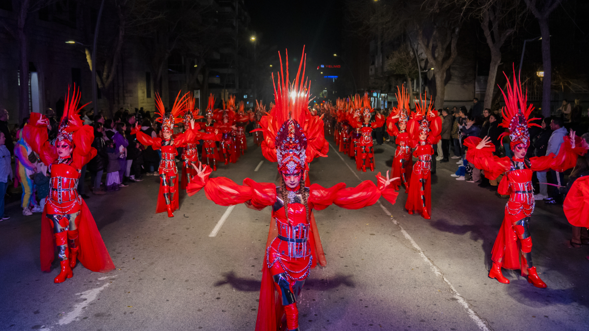 Fotografia de la comparsa Aerodance durant la Rua de Lluïment