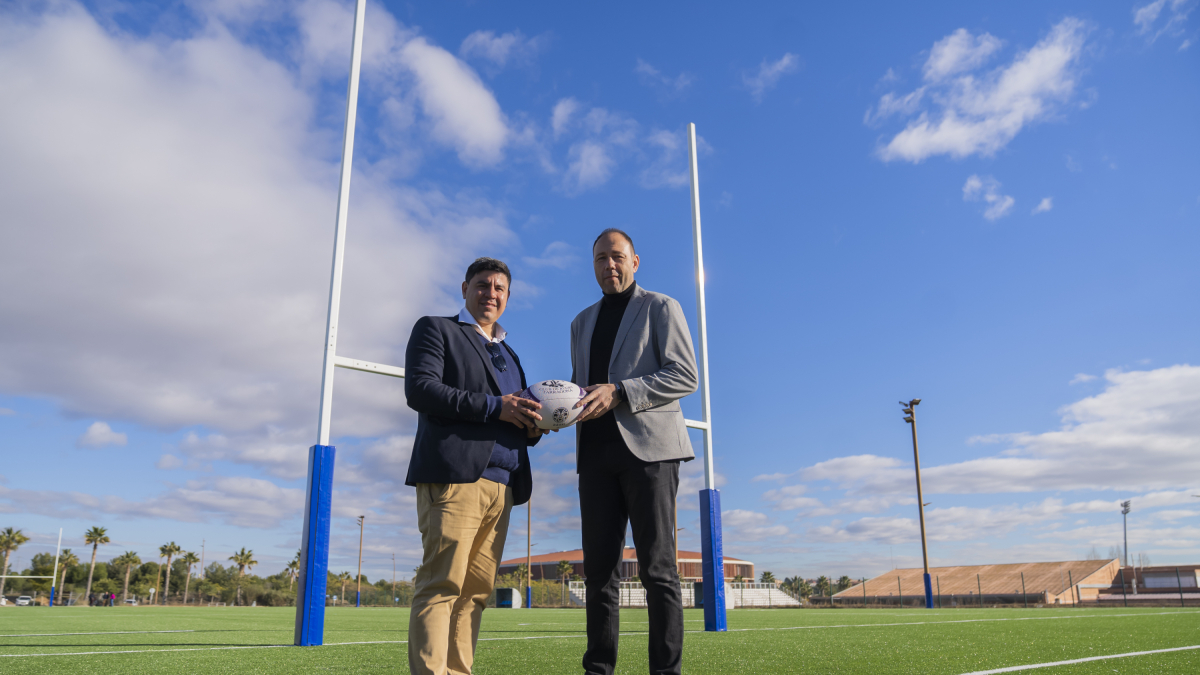 El presidente del Club Rugby Tarragona, Matías Segura, con el concejal Berni Álvarez en el nuevo campo.