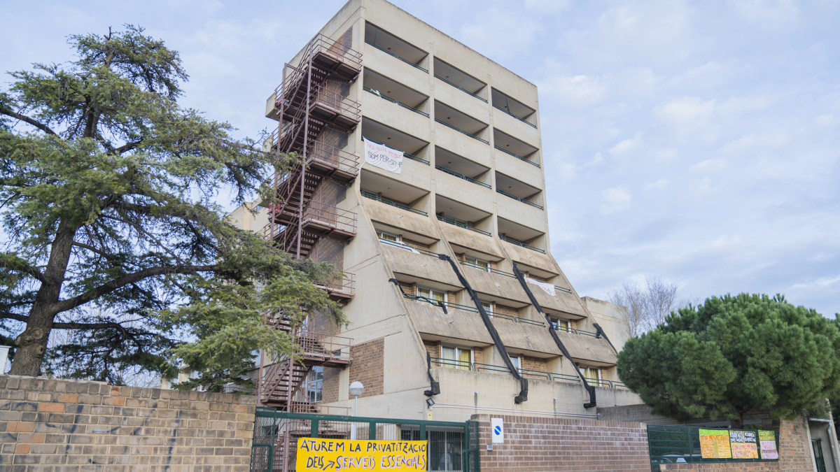 Fotografia de la residència feta la setmana passada, encara amb cartells contraris al tancament.