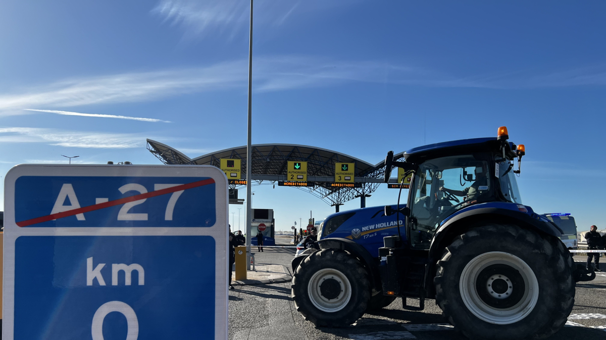 Tractors bloquejant l'entrada al Port de Tarragona