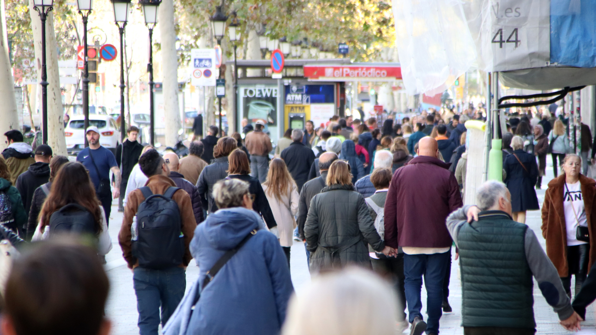 Gent passejant pel passeig de Gràcia