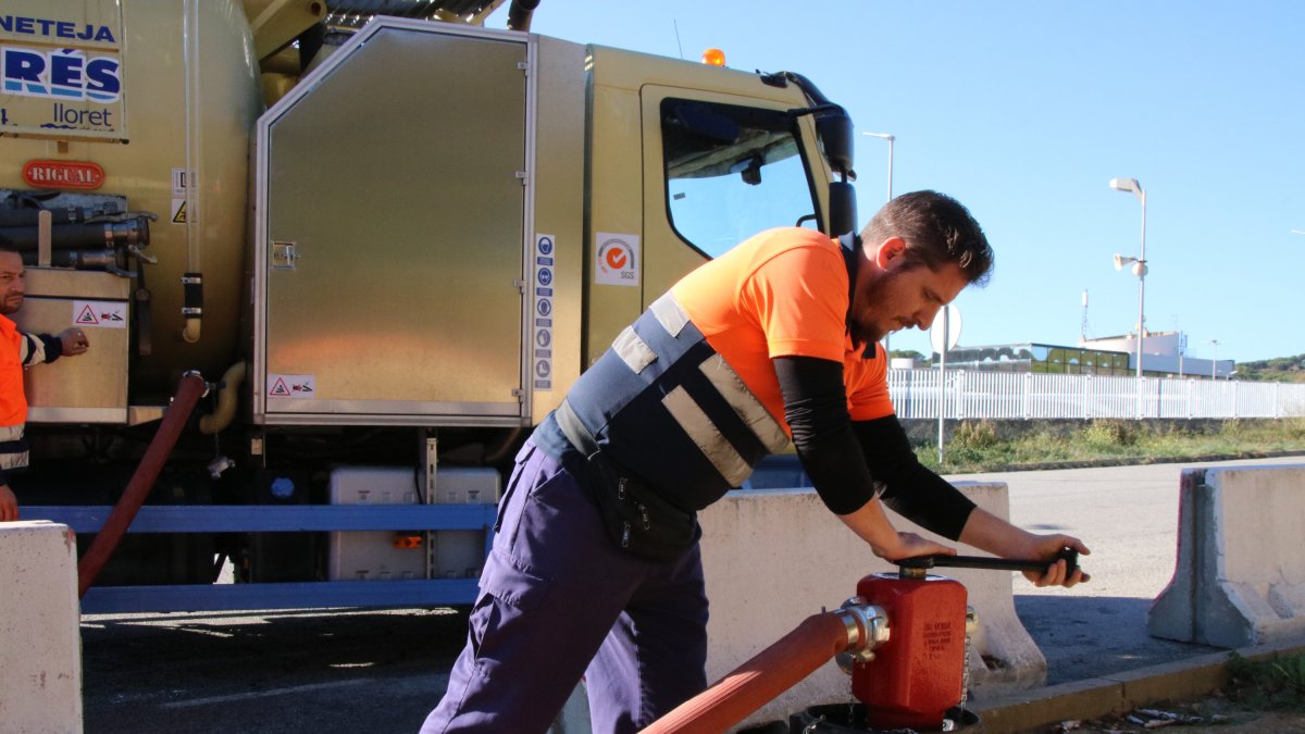 Un operari omplint un camió amb aigua regenerada