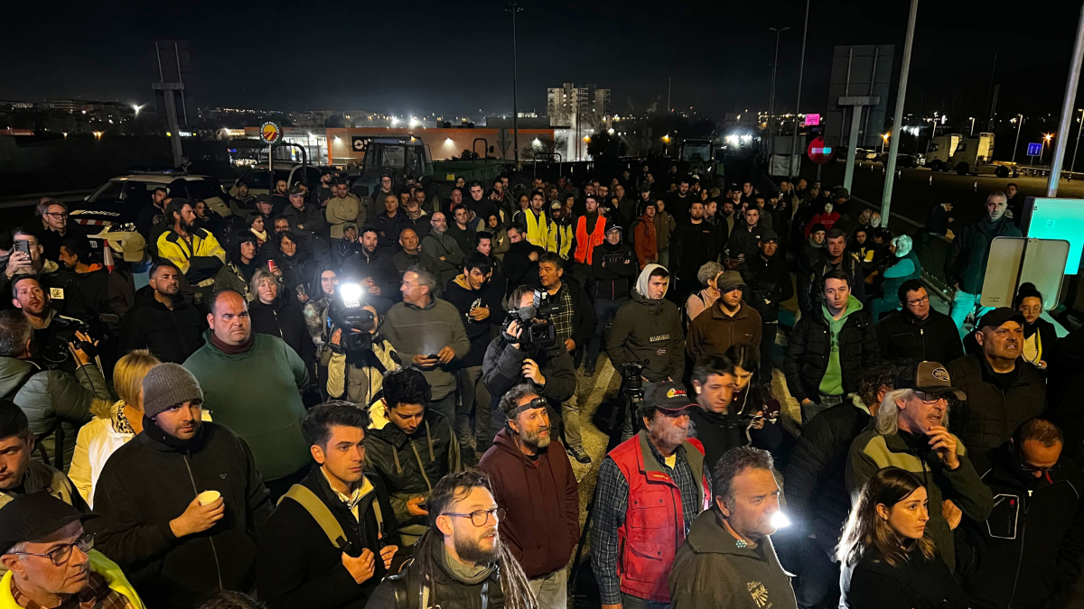 Imatge de l'assemblea dels pagesos que bloquegen el port de Tarragona aquest vespre.