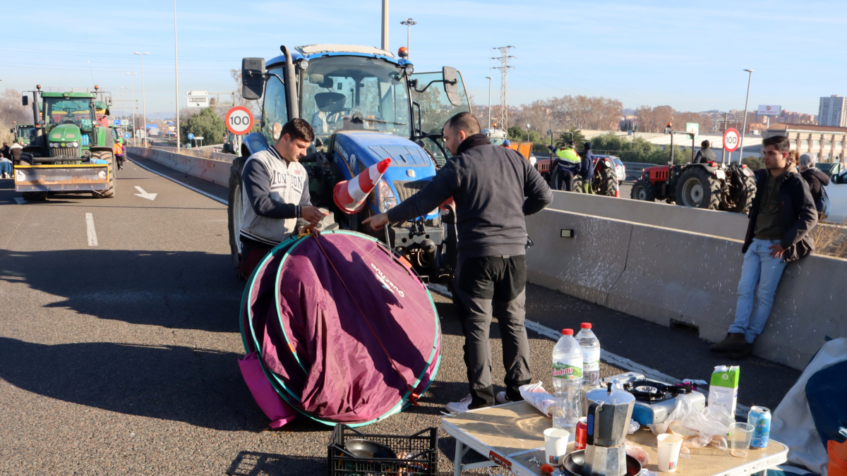 Uns agricultors recullen els estris amb els quals han passat a l’A-27