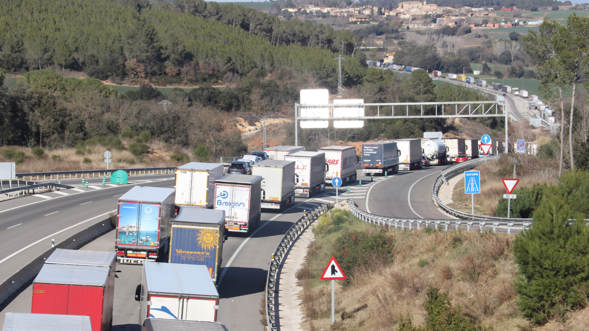 Camiones parados en  la 'N-II a causa de la protesta del campesinado