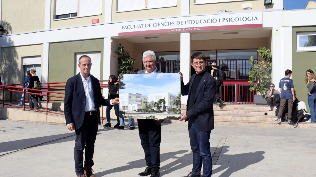 El rector de la URV, Josep Pallarès, acompanyat d'altres representants del centre, ensenyant com quedarà l'edifici