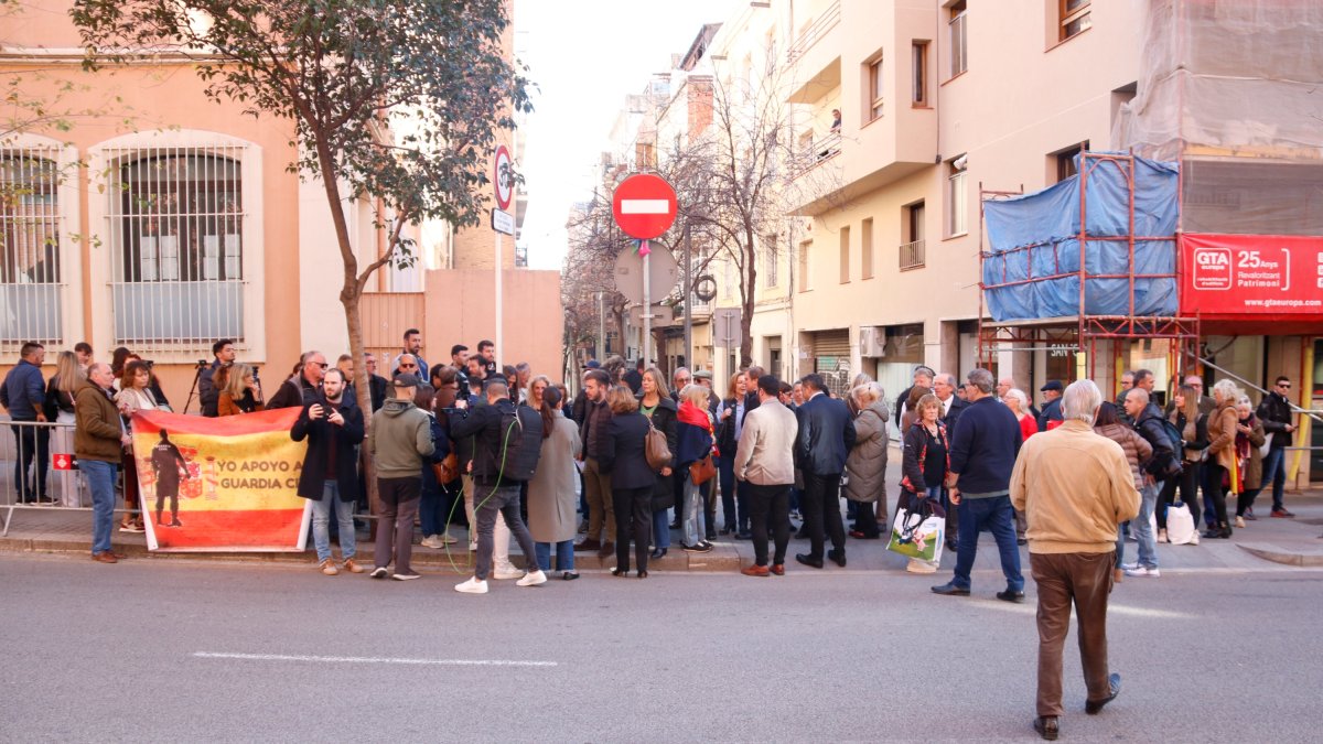 Una cincuentena de personas se concentran ante|delante de la comandancia de la Guardia Civil