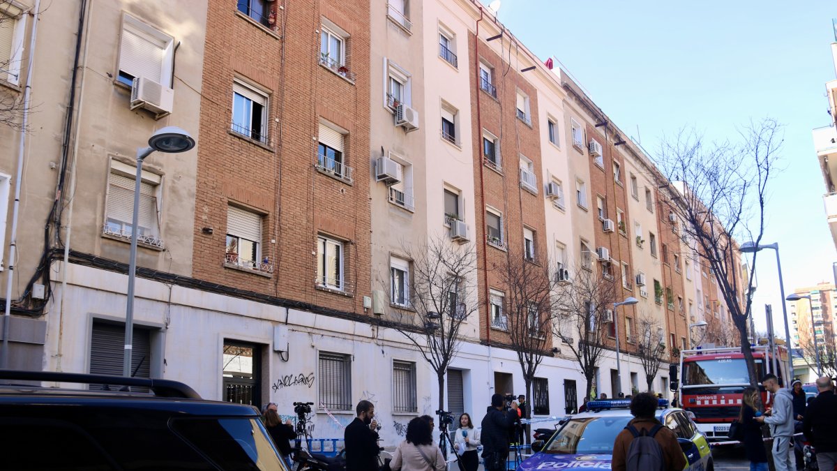 Exterior del carrer Canigó de Badalona, on han trobat una esquerda en un immoble adjadcent