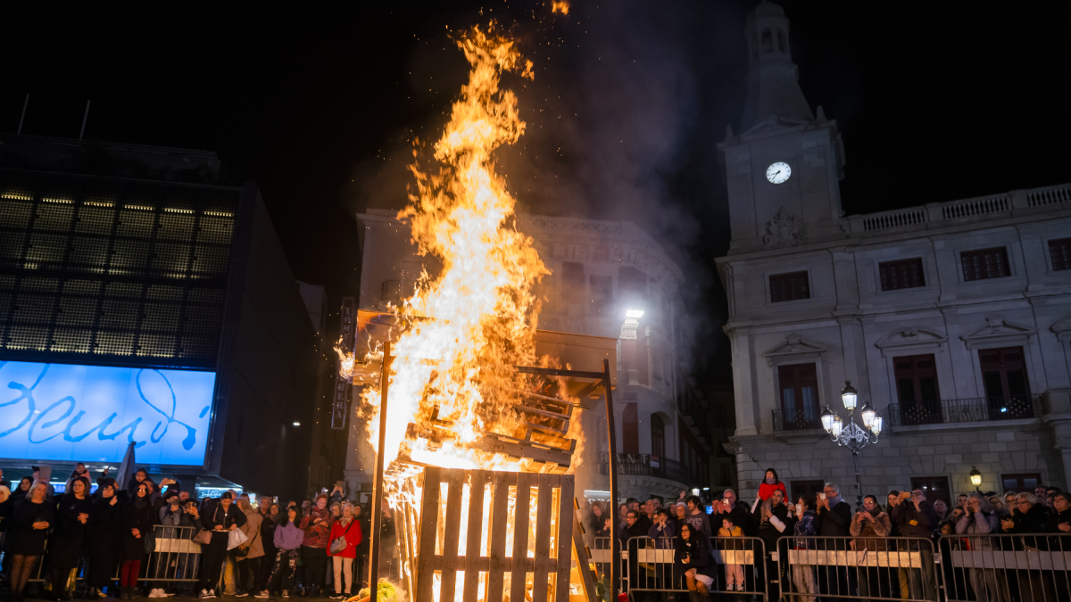 La plaça del Mercadal fou l’indret on reposaren les despulles del monarca fins a la seva incineració.