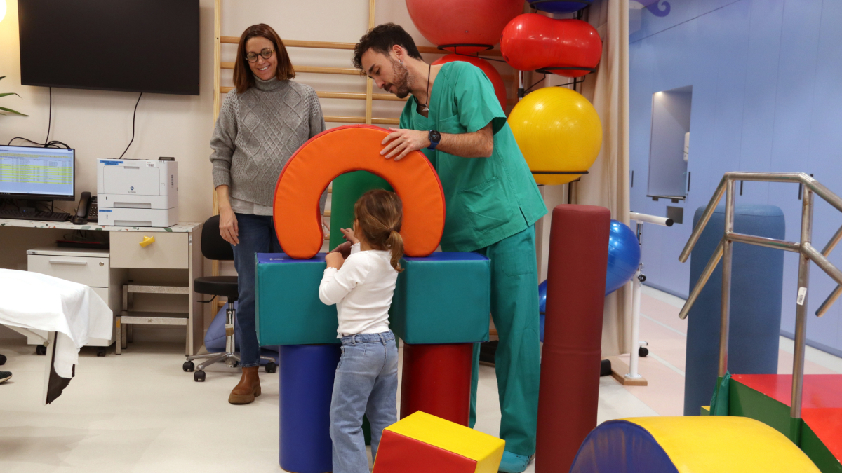 Una pacient i la seva mare a l'Hospital Vall d'Hebron