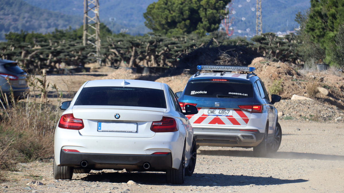 Un cotxe dels Mossos d'Esquadra al lloc on s'ha trobat la víctima.