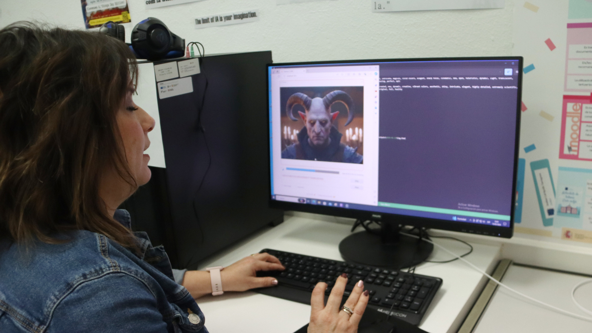 Carme Prades, coordinadora pedagògica de l'institut Cal·lípolis de Tarragona amb una de les eines d'IA.