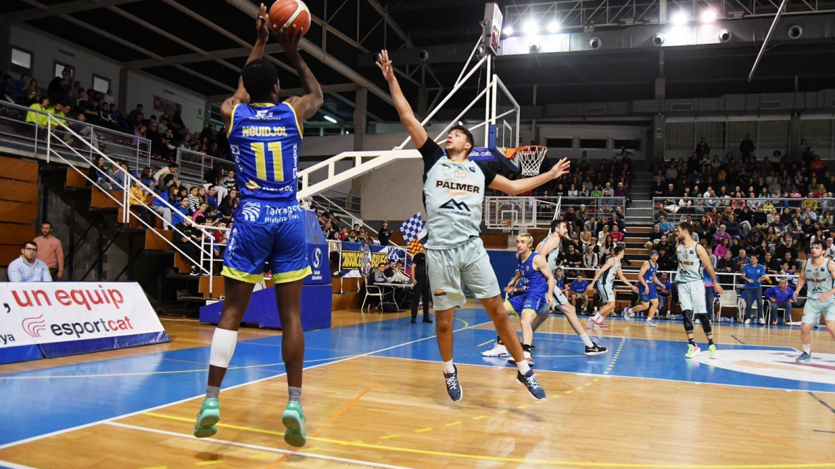 Boe Nguidjol provant un triple contra el Palmer.