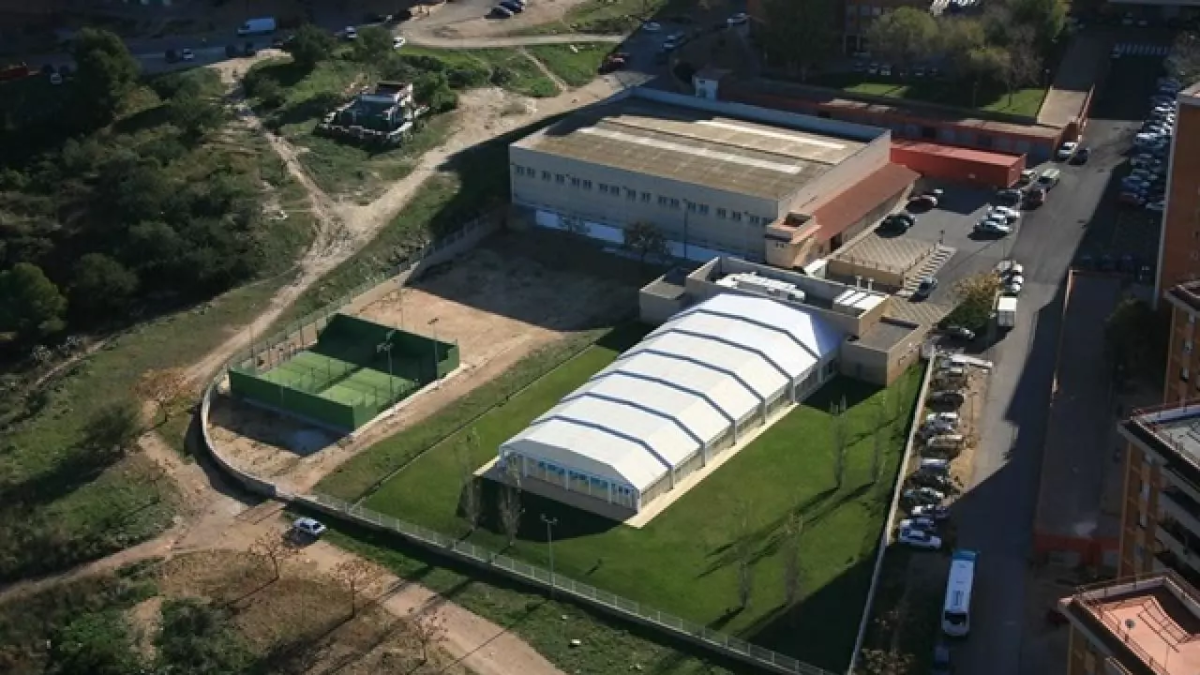 Està previst que el nou gimnàs es construeixi entre el pavelló i la piscina del complex educatiu municipal que hi ha al barri.
