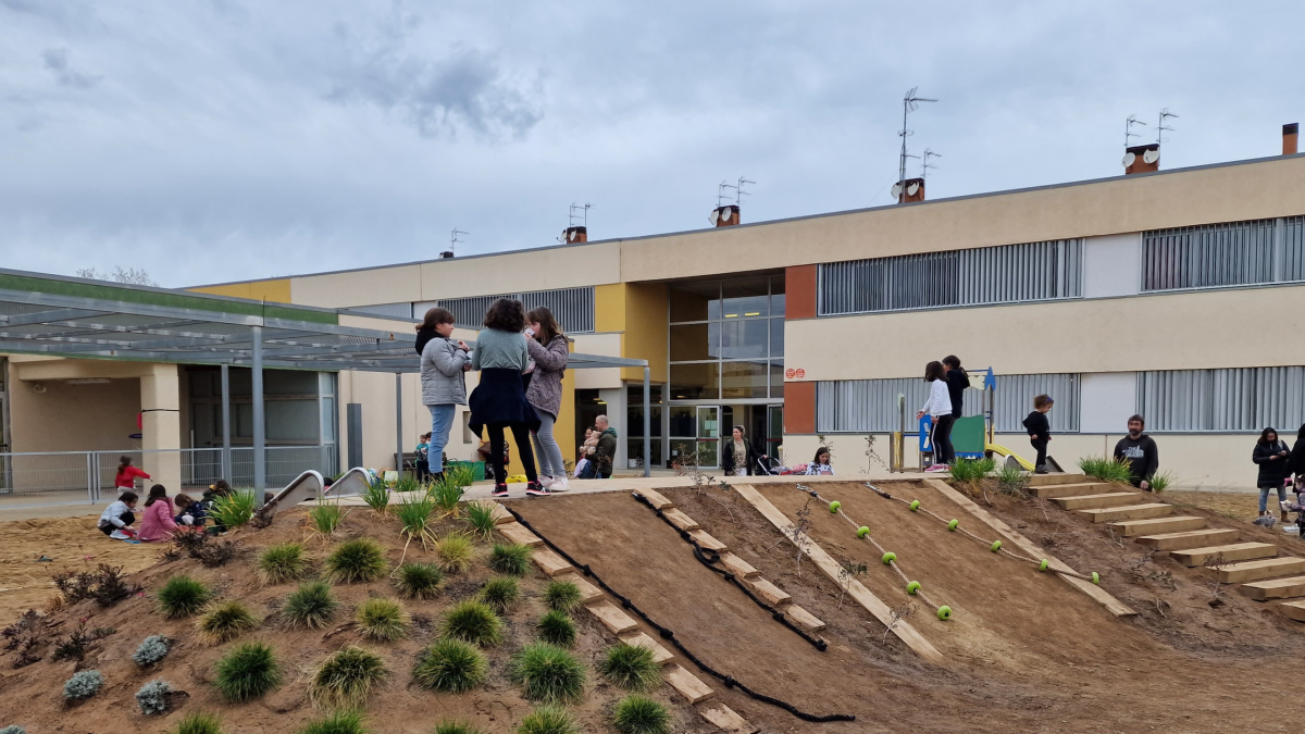 La ejecución de la propuesta, valorada en 40.000 euros, ha consistido en la adecuación de las zonas de recreo de la escuela, con la creación de zonas verdes.