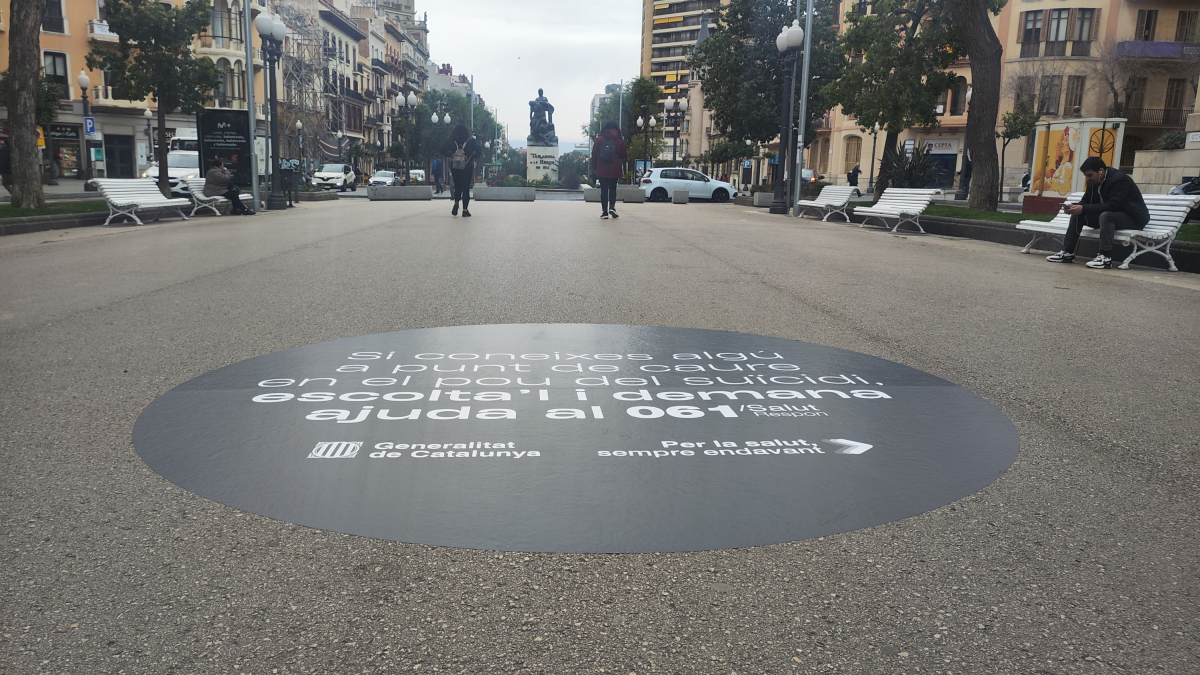 Uno de los vinilos de la campaña en la Rambla Nova de Tarragona