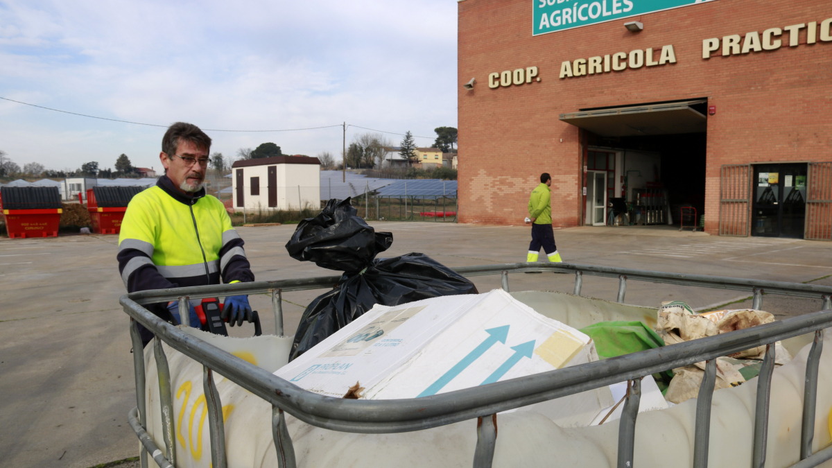 Un operari transporta un contenidor amb productes fitosanitaris caducats o descatalogats