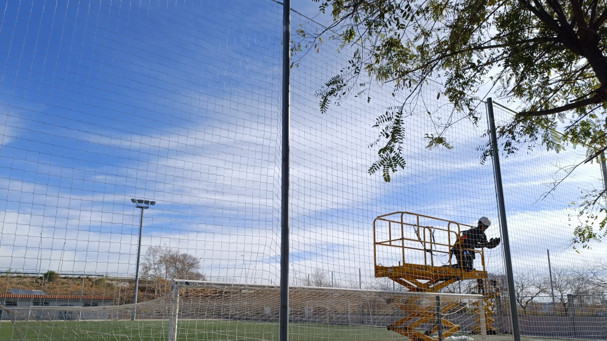 Imagen de la puesta a punto del campo de fútbol municipal Mas Iglesias