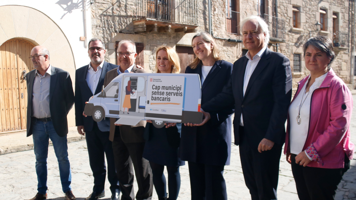 Les autoritats en la presentació del servei de banca mòbil.