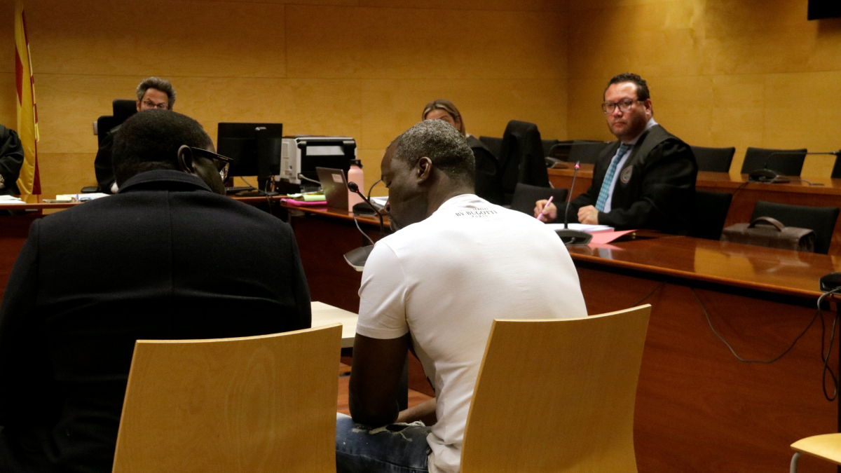 De espaldas y con camiseta blanca, el acusado de intentar matar a un hombre en Blanes a golpes de machete.