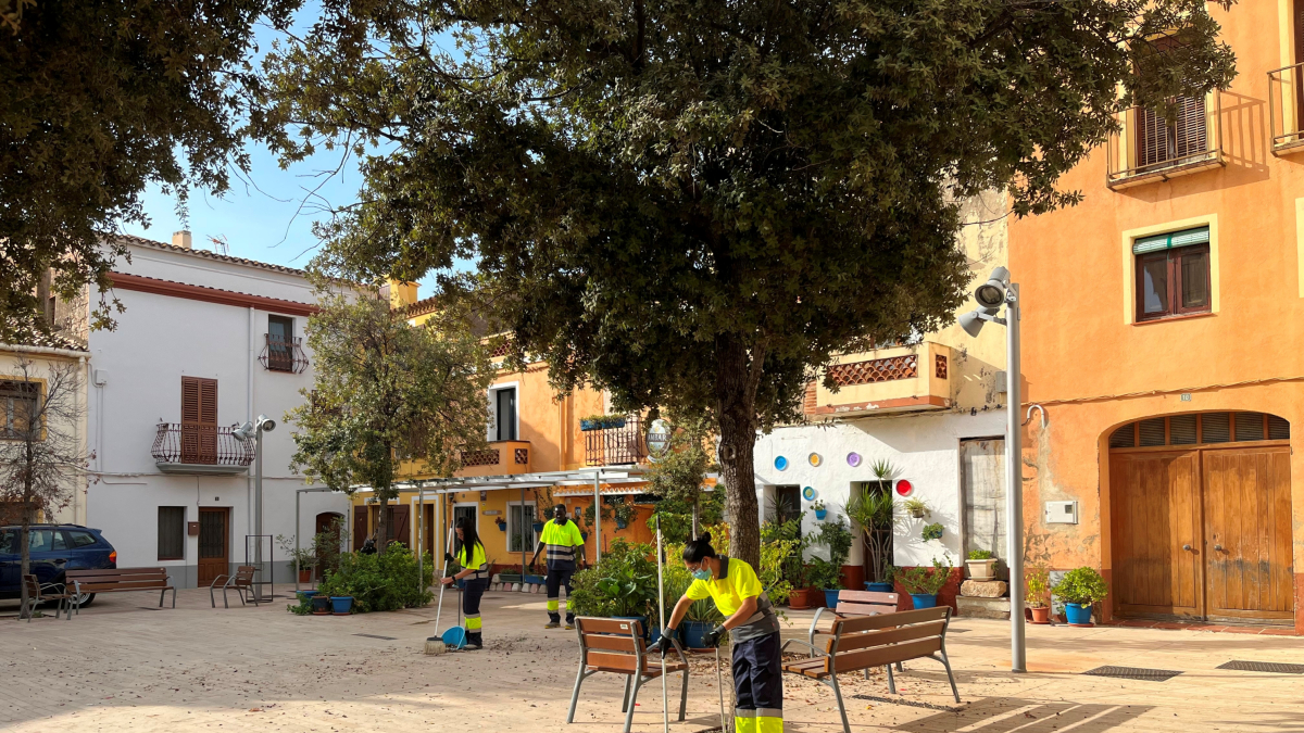 Imagen de archivo de unos vecinos contratados a través del plan de empleo municipal