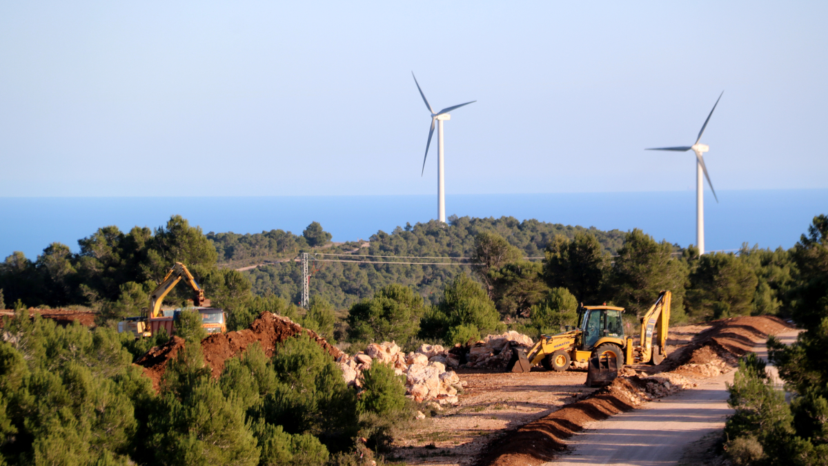 Màquines excavador treballant prop dels molins del parc la Collada i Colladetes del Perelló