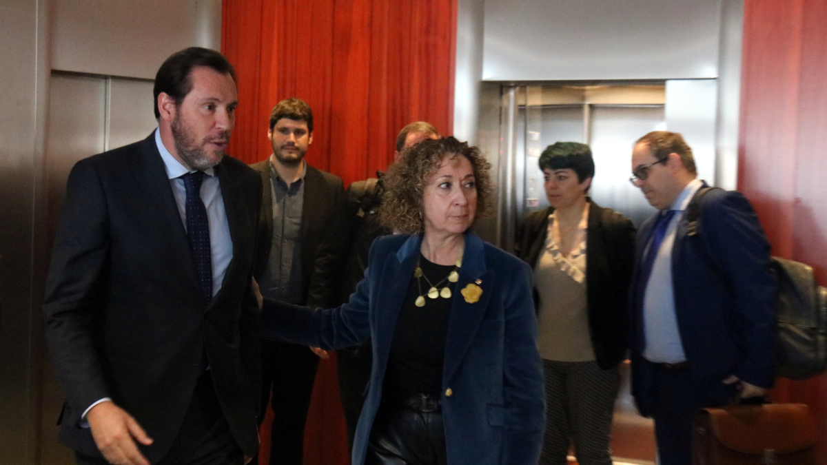 La consellera de Territori, Ester Capella, recibe al ministro de Transportes y Movilidad, Óscar Puente, en la sede del Departamento