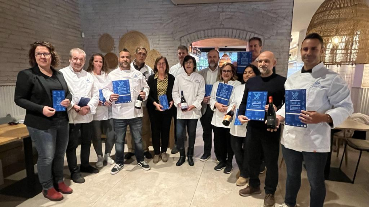 Foto de família dels impulsors de la nova ruta gastronòmica Tastum Cambrils.