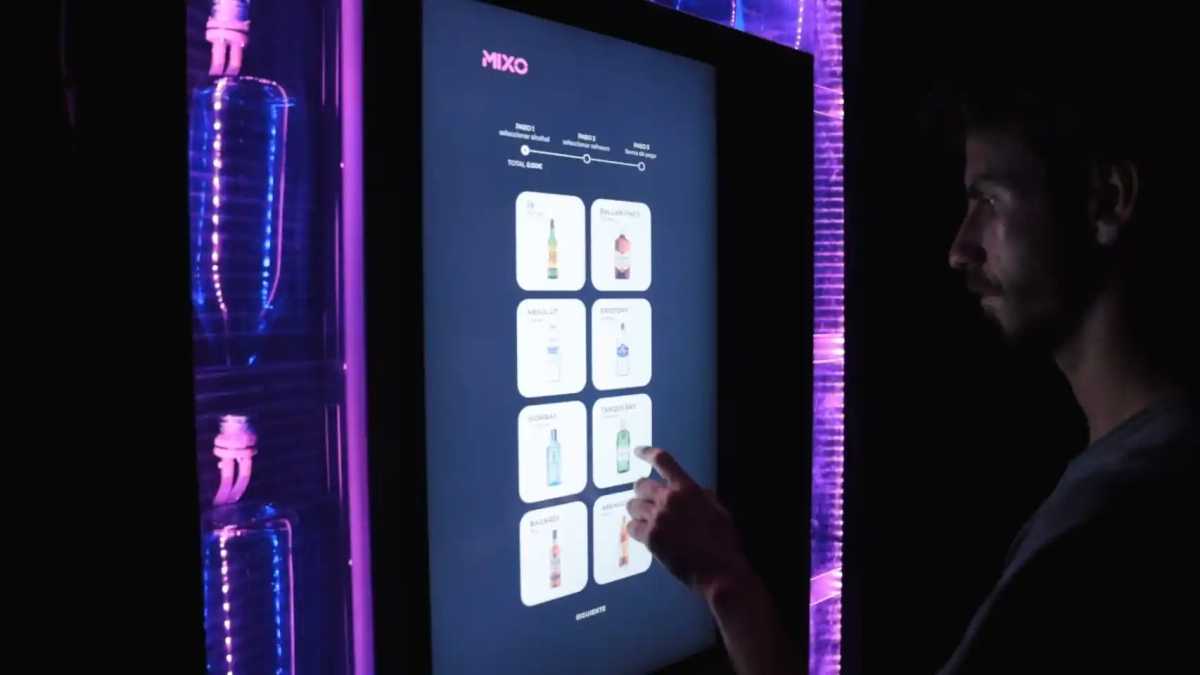 Un cliente utiliza Mixo, el robot que sirve copas y combinados.