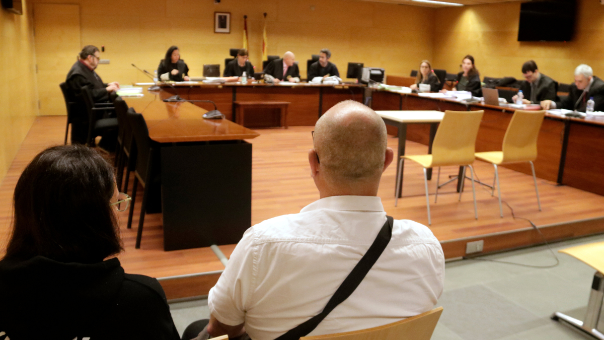 D'esquenes, l'acusat d'abusar de cinc menors a Empuriabrava durant el judici a l'Audiència de Girona