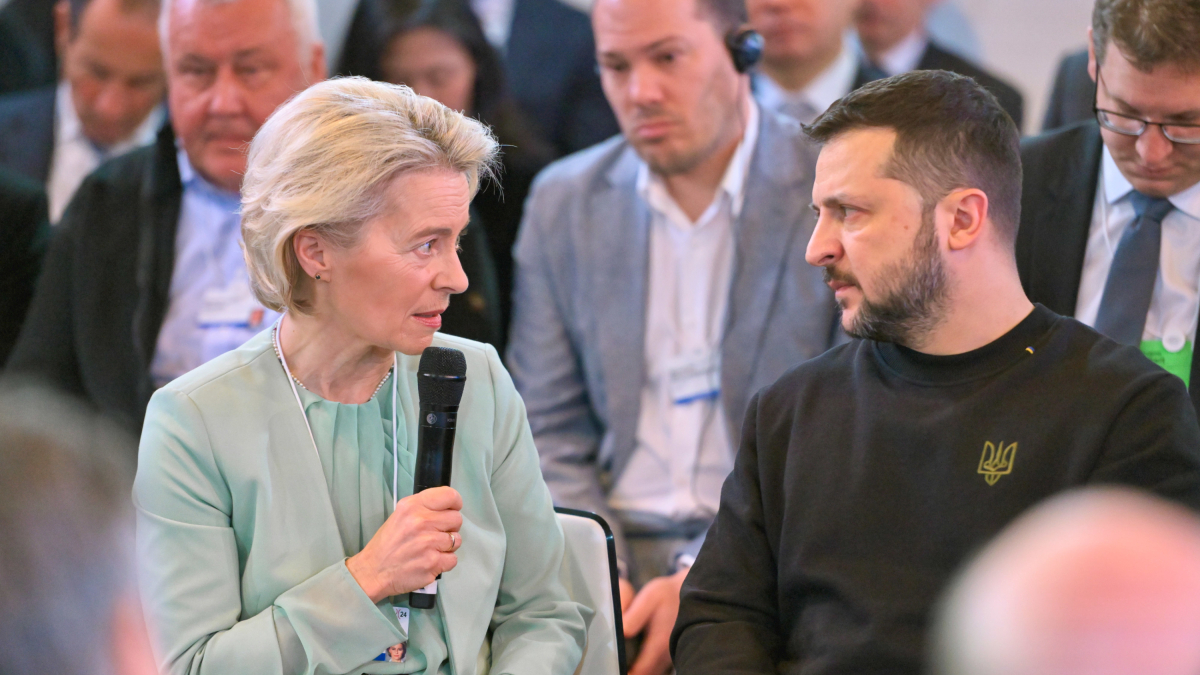 La presidenta de la Comissió Europea, Ursula von der Leyen, i el president ucraïnès, Volodímir Zelenski, al fòrum econòmic de Davos.