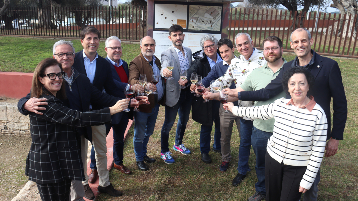 Representantes de las ocho denominaciones de origen de la demarcación de Tarragona, del AEHT, del Govern y del Ajuntament de Salou a la presentación del Consell del Vi