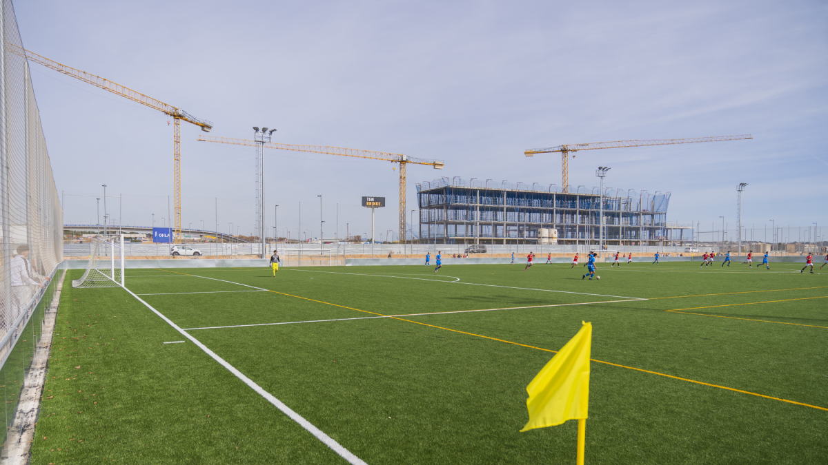 El Juvenil C del Nàstic disputando su partido de liga contra el Santes Creus en el primero de los campos de la ciudad deportiva.