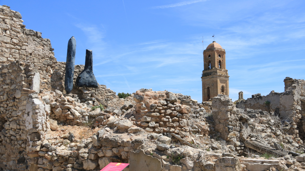 Una de les lletres que formen part de l'obra 'Abecedari de la Llibertat' de Joan Brossa, ubicada al Poble Vell de Corbera d'Ebre