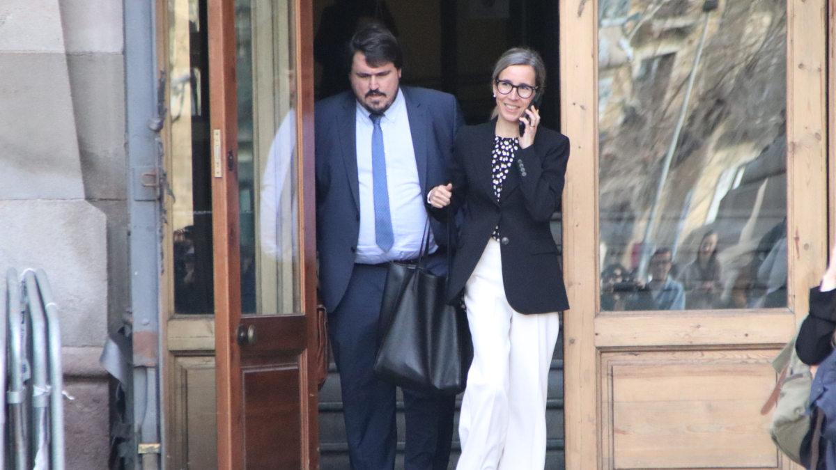 Imatge de la defensa de la víctima de Dani Alves, a la sortida de l'Audiència de Barcelona