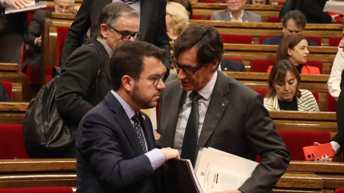 El líder del PSC, Salvador Illa, parlant amb el president de la Generalitat, Pere Aragonès, durant el ple del Parlament.