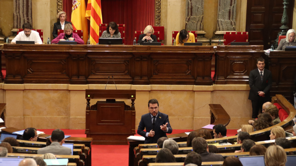 Pleno del Parlamento, con el presidente de la Generalitat, Pere Aragonès, interviniendo en la sesión de control.