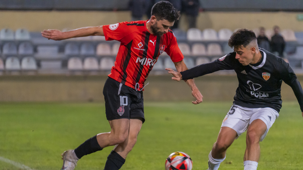 L’exjugador del Reus FC Reddis, Víctor Oribe i Marcel Céspedes, de la Pobla, durant el primer derbi.