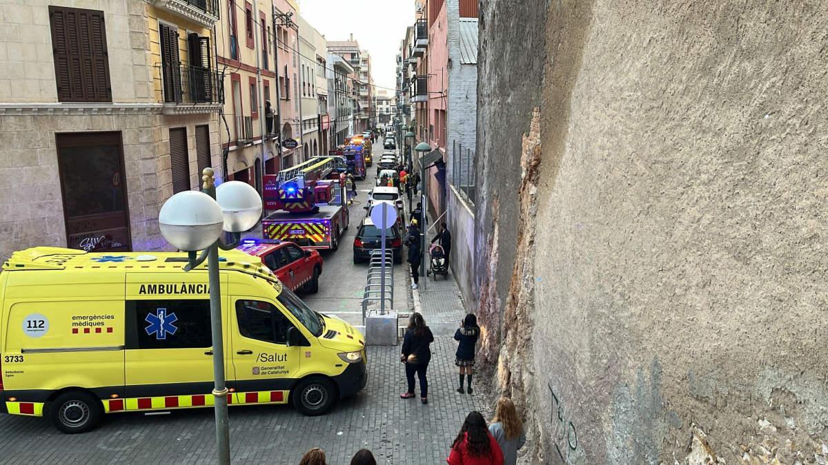 Imagen de los Bomberos y la ambulancia que acudieron al lugar de los hechos