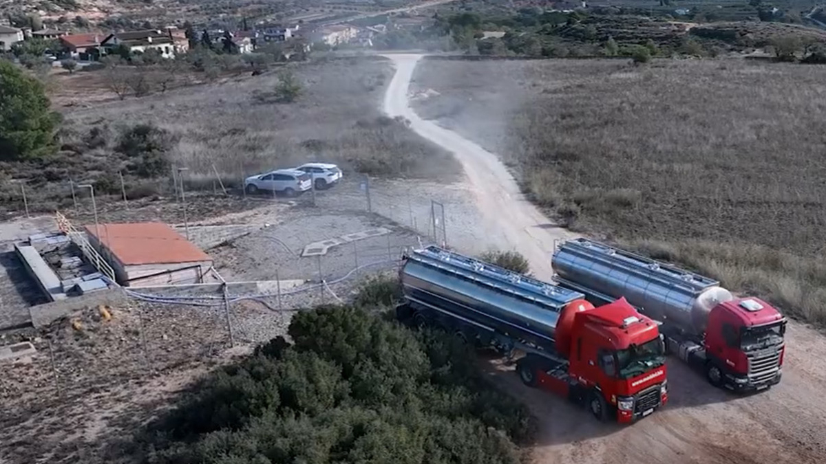 Camions cisterna transportant aigua