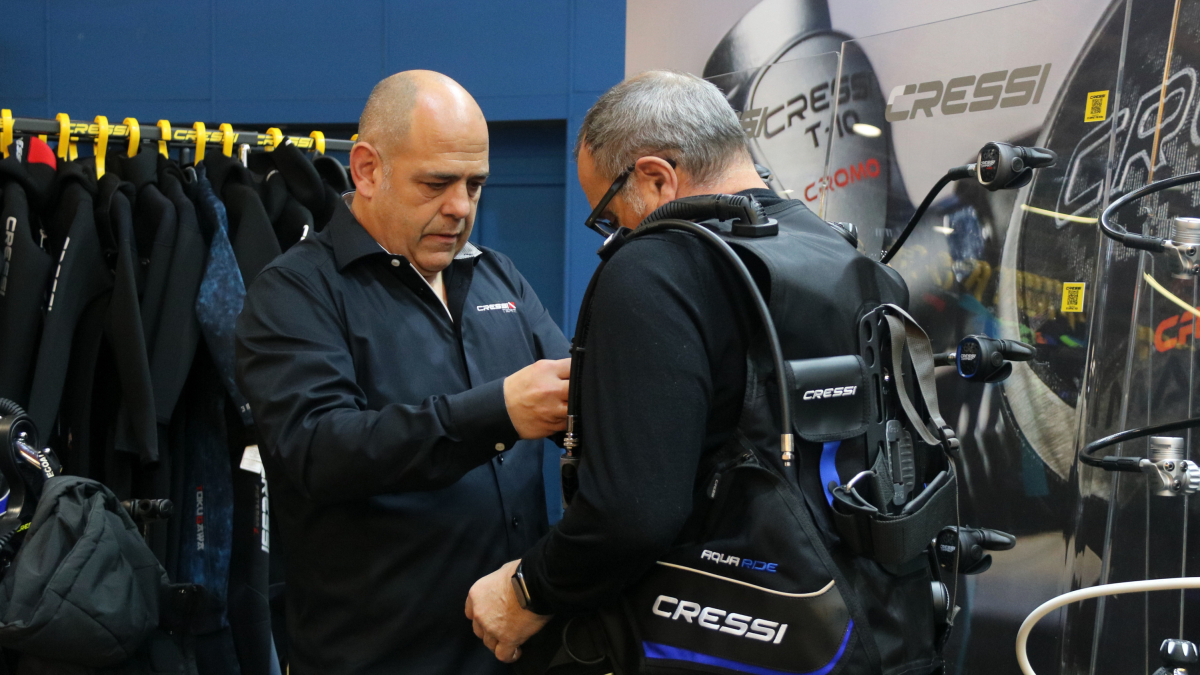 Un visitant del saló Mediterranean Diving Show s'emprova una armilla de busseig